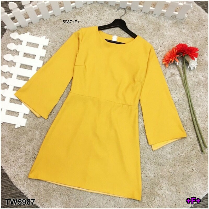 kudapy ชุดเดรสดีไซน์เก๋ แพทเทิร์นช่วงบนโดดเด่น แขน 2 ข้างแต่งผ่า คลุมหลังแขนตรงช่วงแขน ช่วงกระโปรงเป็นทรงเอ