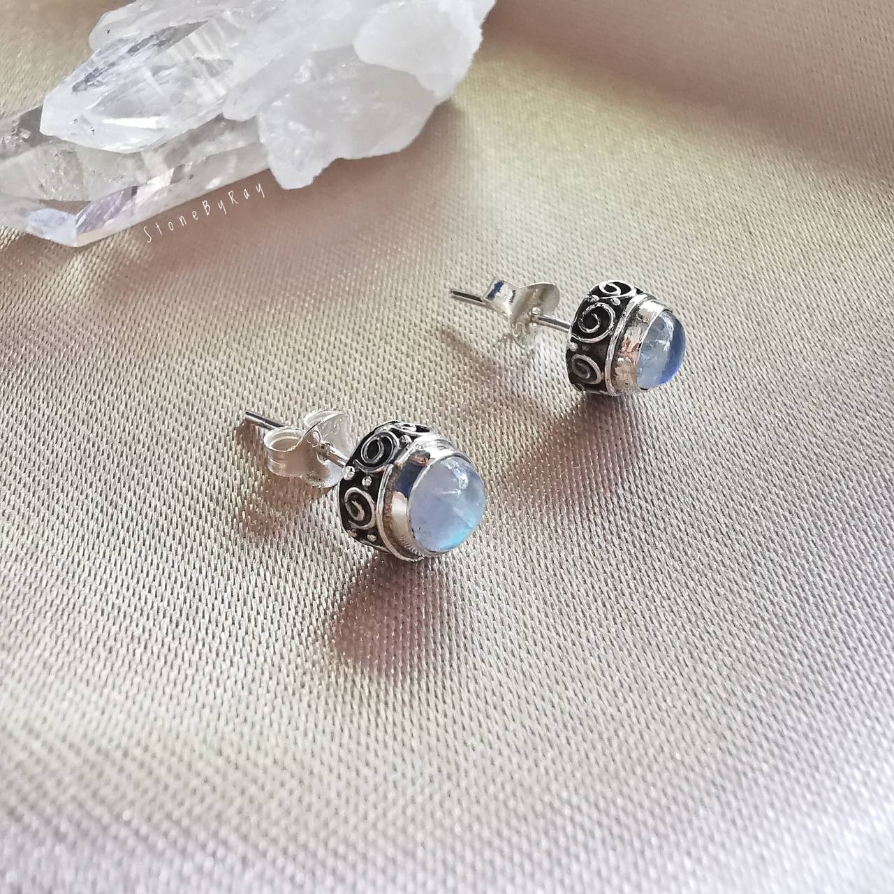 ต่างหูเงินหินเรนโบว์มูนสโตน (Rainbow Moonstone)