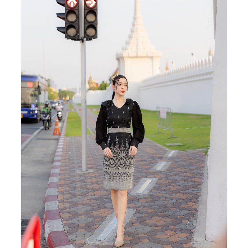 kudapy เดรสสั้นสีดำ งานผ้าทอลายไทย แต่งโบว์สองข้าง ลายสวย ใส่ออกงาน ไปทำงานได้ในหลายโอกาส