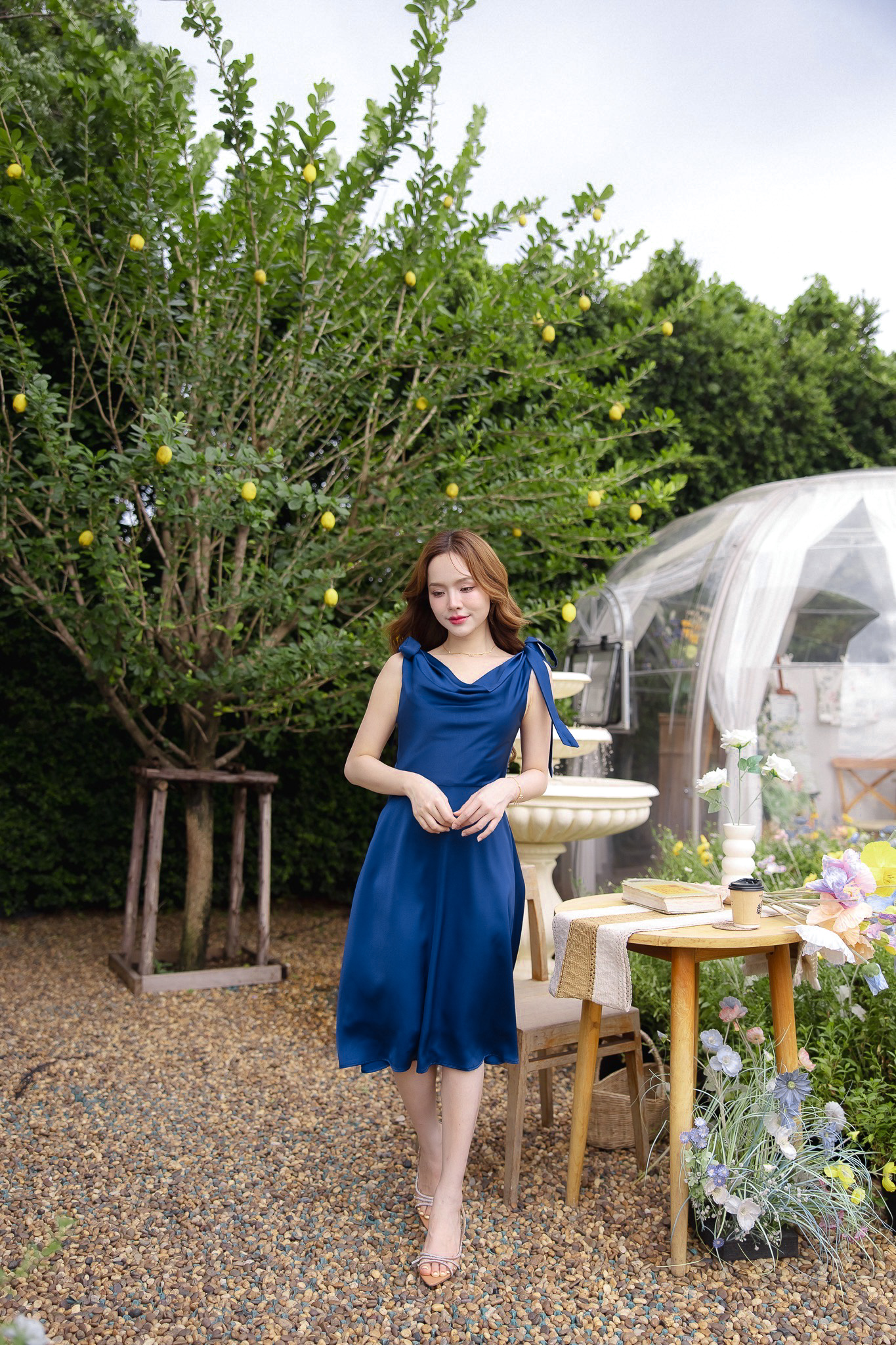 kudapy เดรสสั้นสีชมพู/สีแชมเปญ/สีกรม เพิ่มความหวานสไตล์สสาวพาสเทลด้วยสายโบว์ ช่วงกระโปรงทรงสวิงพริ้วสวยเล่นแสงเล่นไฟ