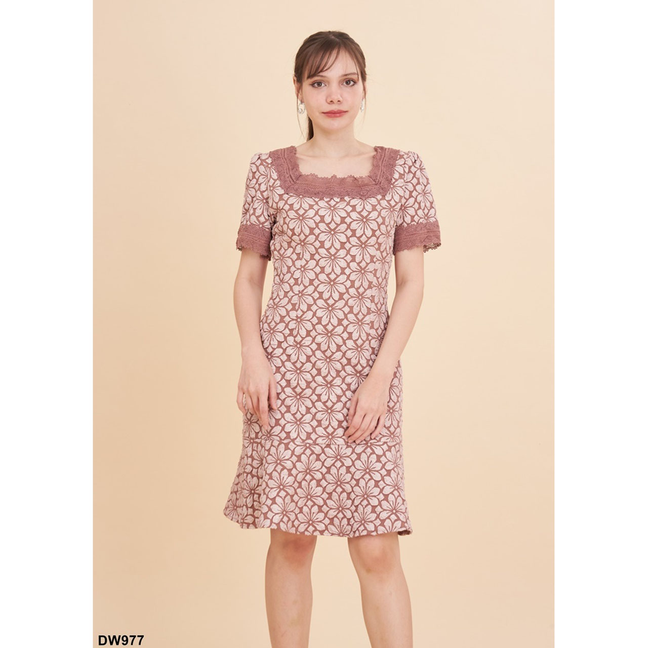 kudapy เดรสสั้นสีดำ/สีม่วง ลายนูนคอลูกไม้ ใส่ออกงาน ใส่ทำงาน สวยดูดี