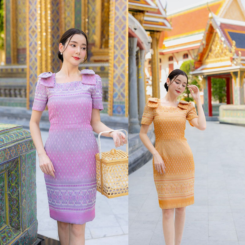 kudapy เดรสสั้นสีเหลือง/สีชมพู ผ้าลายไทย ทรงเข้ารูป ผูกโบว์ส่วนหัวไหล่ดีเทลเป๊ะ งานซิปด้านหลัง เดรสผ้าไทยทรงสอบกระดุม3เม็ด