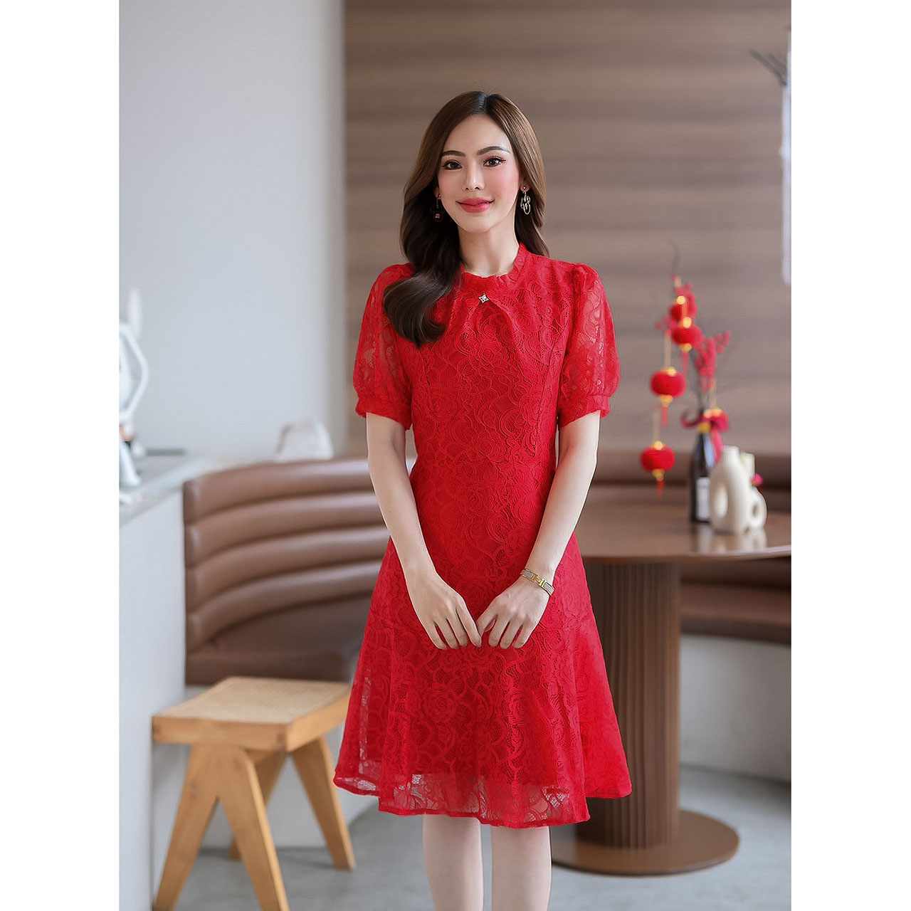 kudapy เดรสสั้นลูกไม้สีแดง ตรุษจีนนี้ต้องสวยปัง เป็นผ้าลูกไม้ลายสวย ทรงคอจีบแต่งจิวเวลรี่ ระบายชายกระโปรง สวยเรียบ