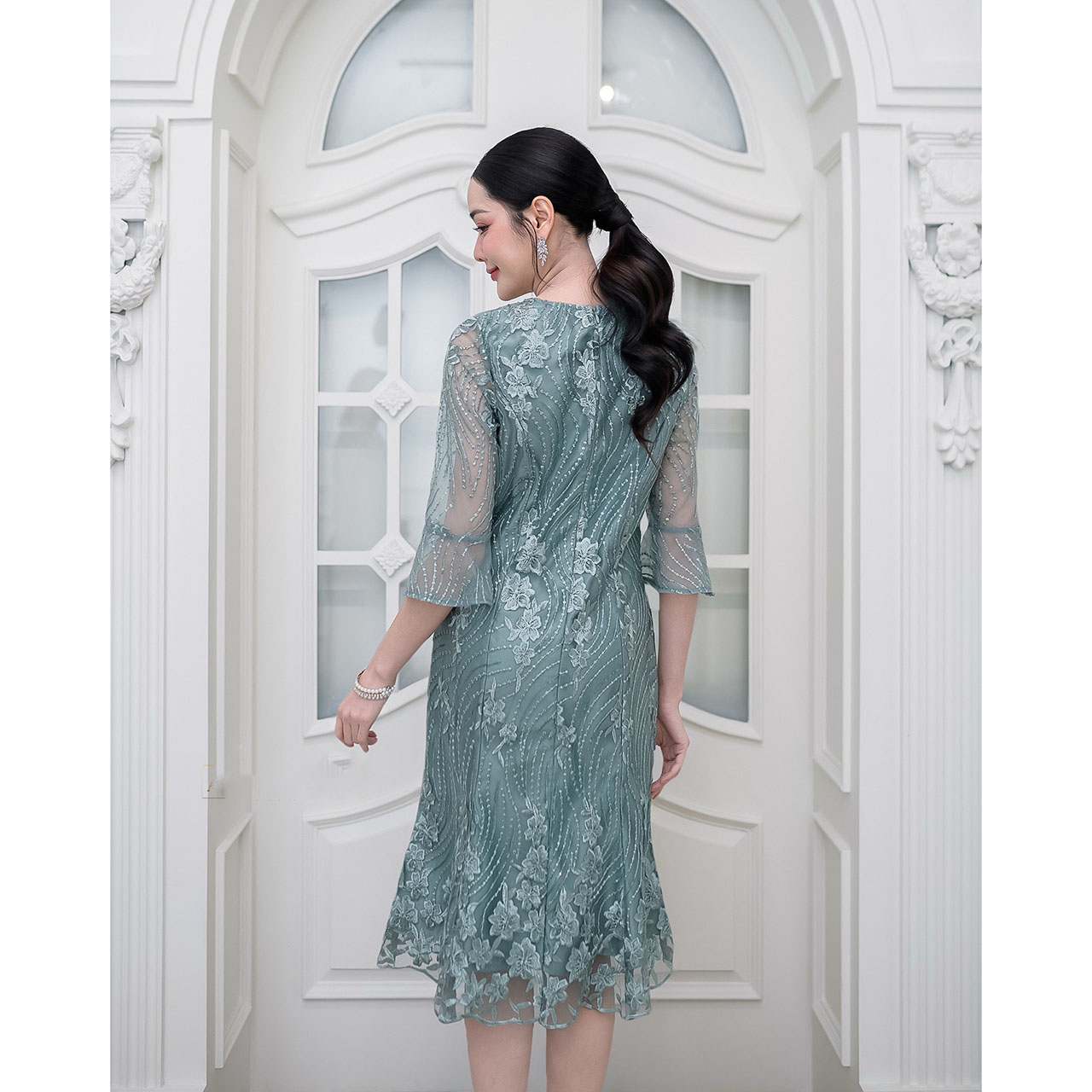 kudapy เดรสสั้นสีเขียว/สีชมพูกะปิ/สีดำ ลูกไม้ทั้งชุด งานปักดอกไม้ประดับเลื่อมโทนสีเดียวกับชุด ลายแถวไม้เลื้อยปักสลับงานสวยดูดี