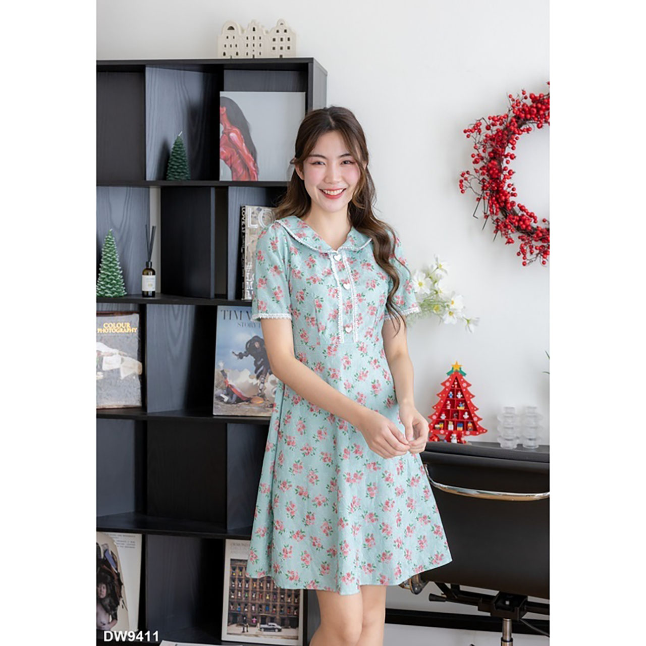 kudapy เดรสสั้นสีแดง/สีครีม/สีเขียว ทรงบานลายดอกคอบัว