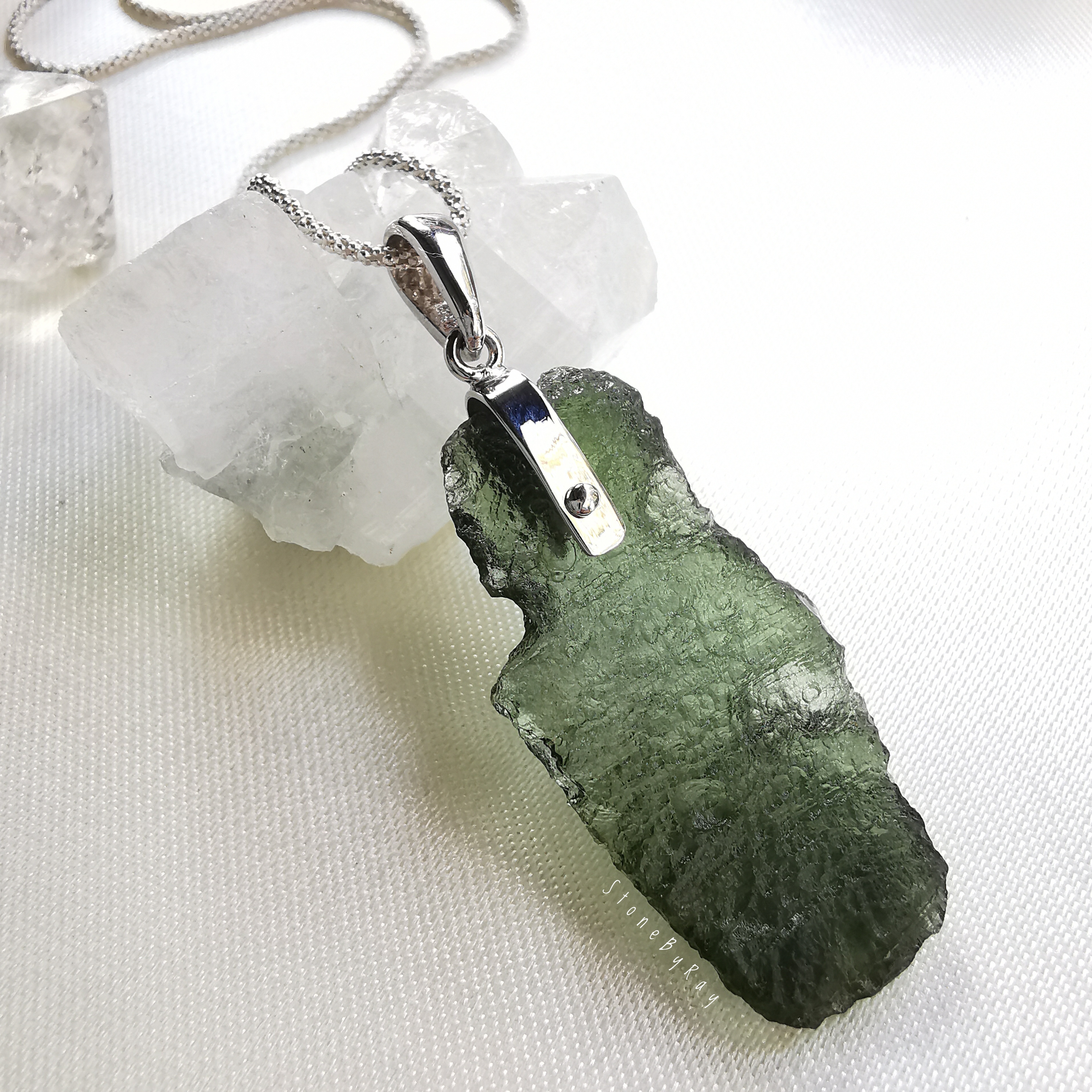 สร้อยคอเงินจี้สะเก็ดดาวโมดาไวท์(Moldavite)