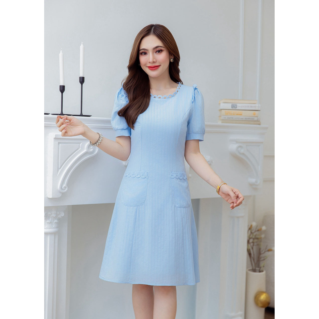 kudapy เดรสสีพื้นสวยหวาน มีดีเทลแต่งลูกไม้รอบคอ แต่งกระเป๋าด้านหน้า ช่วงไหล่มีดีเทลเย็บระบาย