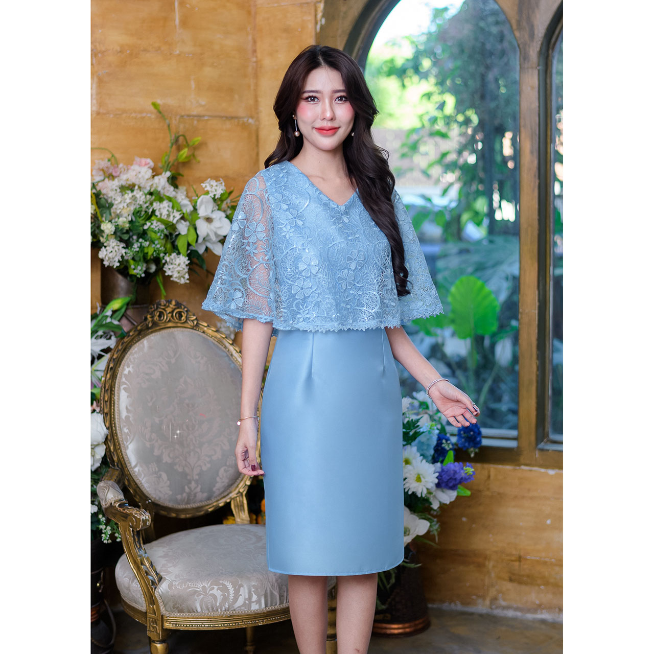 kudapy เดรสสั้นสีน้ำตาลอ่อน/สีชมพูอ่อน ดีไซน์เรียบหรู ตัวนี้เป็นผ้าไหมญี่ปุ่น คลุมด้วยผ้าลูกไม้ใยบวบลายปักดอกไม้ที่ผ้าสวยคุณภาพดี คอวี