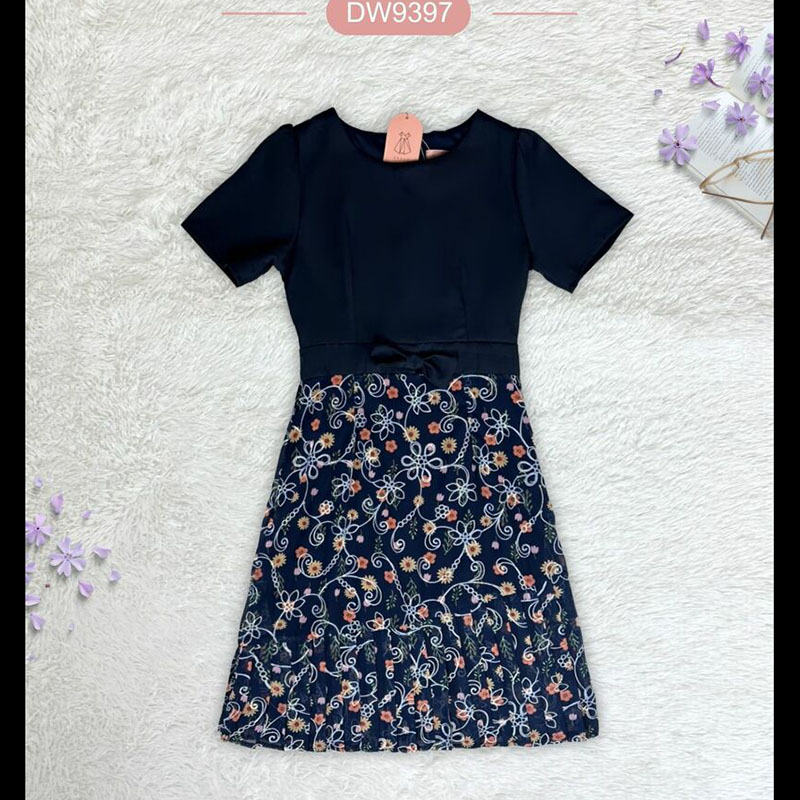 kudapy เดรสสั้นสีชมพู/สีกรม/สีเขียว ลายดอกแต่งเสื้อสีพื้นโบว์ 1 ชิ้น