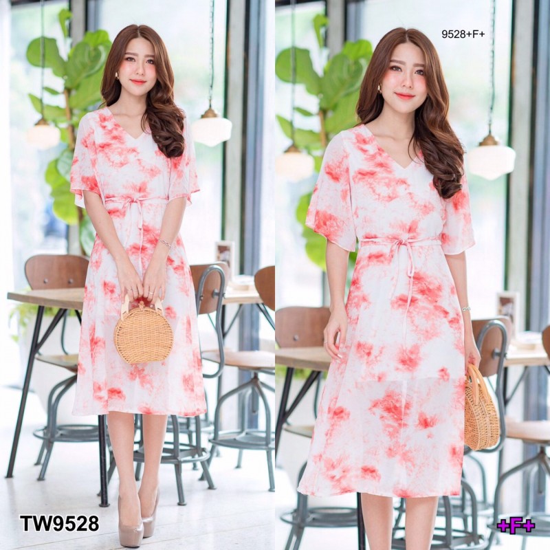 kudapy Dress เดรสคอวีแขนบานใส่ไปทะเล ซิปหลังยาว มีเชือกผูกเอว เนื้อผ้าชีฟองลายคลาาสสิค