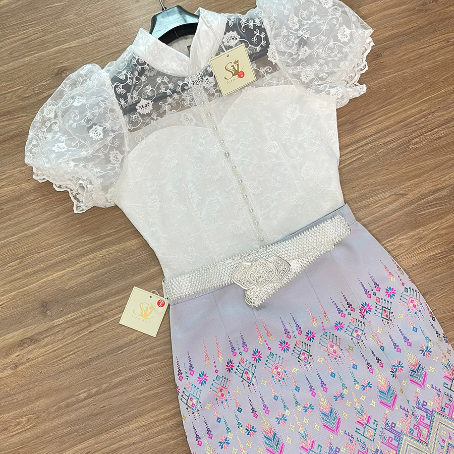 kudapy เสื้อลูกไม้สีขาวคอจีน +ผ้าถุงทอลายสีฟ้า สีม่วง แต่งกระดุมหน้า แขนสั้นจั้มปลาย ทรงเข้ารูปทช่วงเอว น่ารักมาก