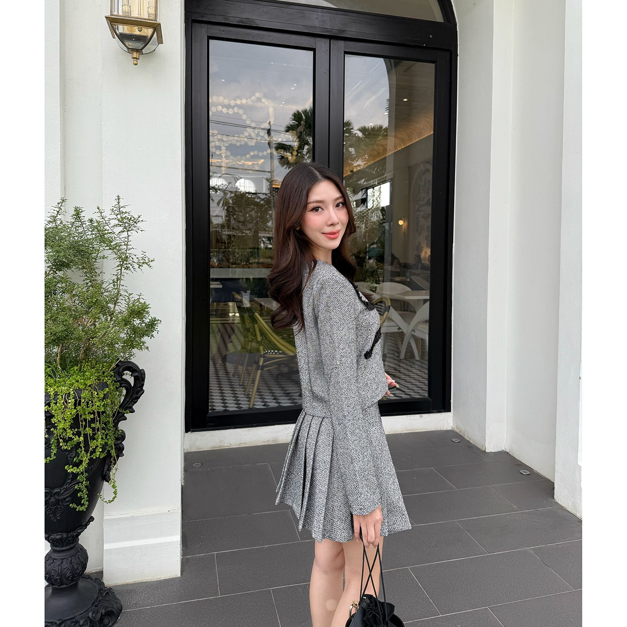 kudapy ชุดเซ็ททวิตผ้าพรีเมี่ยม ผ้าทวิตทอพิเศษใช้ด้ายดำสลับสีทองและเทาแต่ง กระโปรงแต่งจีบ มีดีเทลพิเศษเพิ่มความหรูหรา