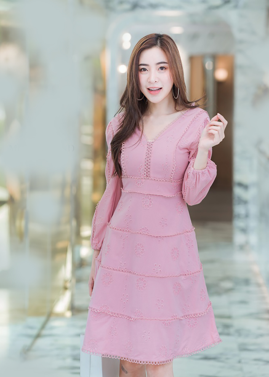 เดรสสั้นสีชมพู แขนยาว ทรงปล่อย แต่งลูกไม้ตามแบบ