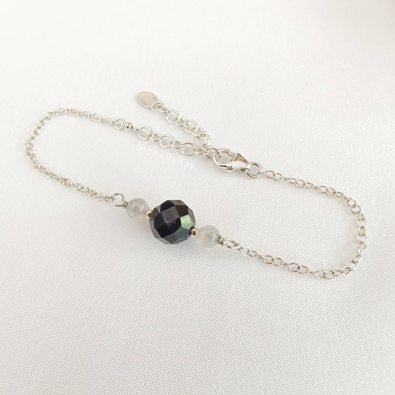 สร้อยข้อมือเงินหินนิลเจียรเหลี่ยม Black Spinel