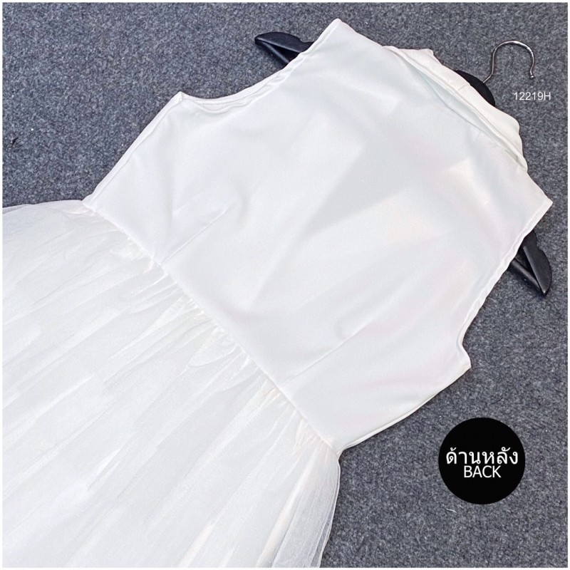 kudapy เดรสสูทแขนกุดสีขาว แต่งกระดุมหน้า แต่งผ้าตาข่ายระบายชั้นๆ