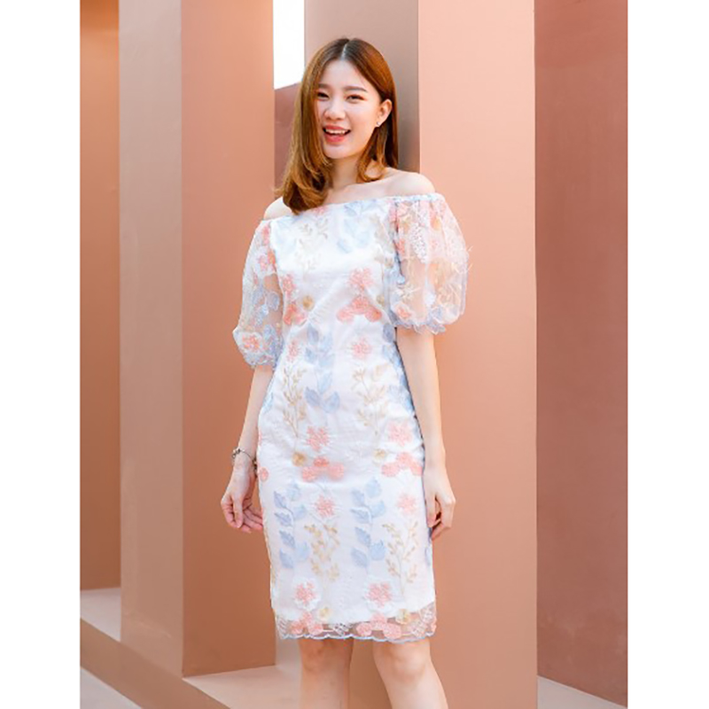 kudapy เดรสสั้นสีฟ้าขาว ผ้าโปร่งปักลายดอกไม้สีสวย ซับในด้วยผ้าซาร่า