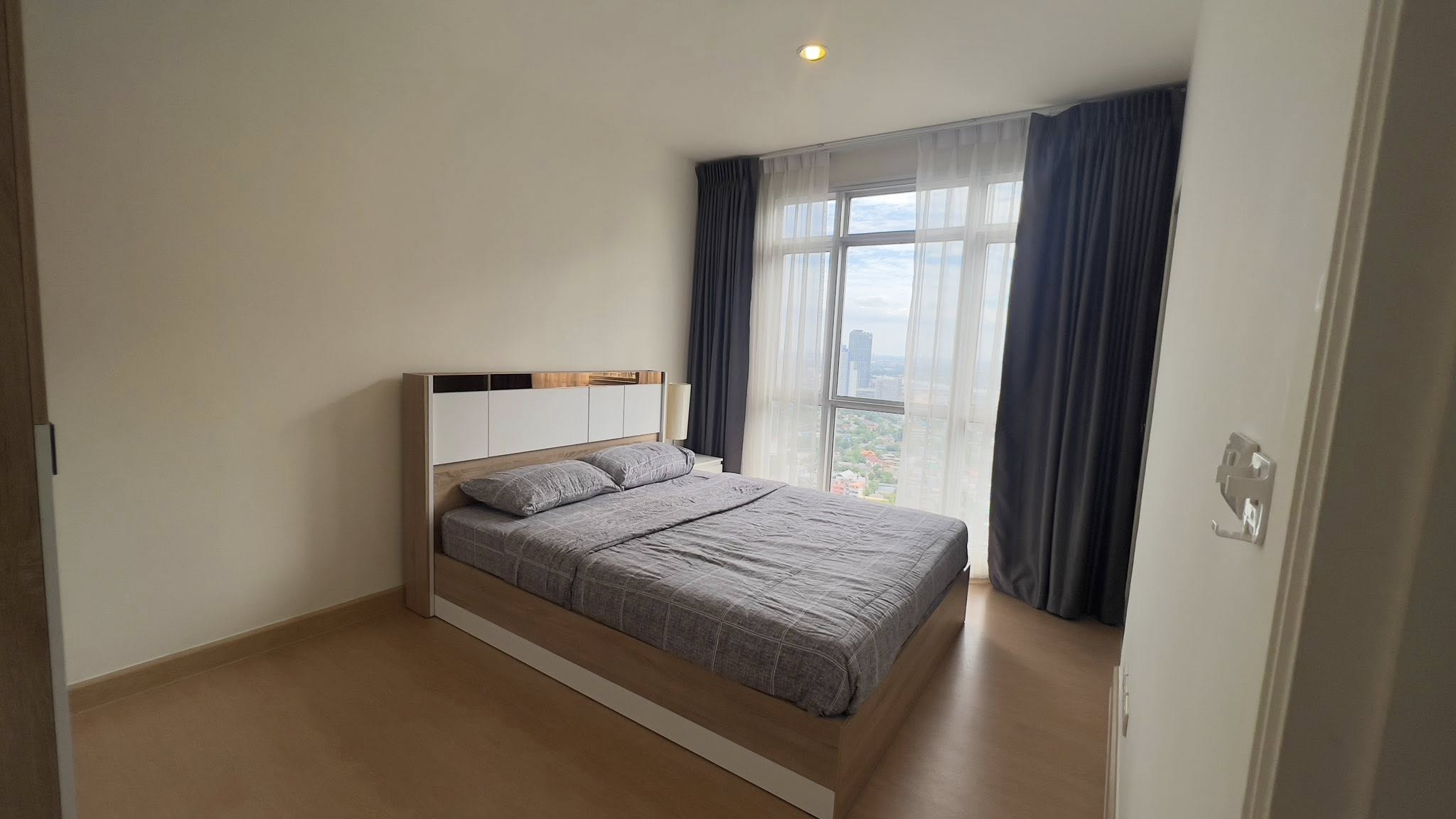 คอนโด Manor Sanambinnam (แมเนอร์ สนามบินน้ำ) High Rise โซนพื้นที่ MRT พระนั่งเกล้า ให้เช่าห้องแบบ 1ห้องนอน 1ห้องน้ำ ขนาดห้อง 39 ตรม. ชั้น 33 ตึก D