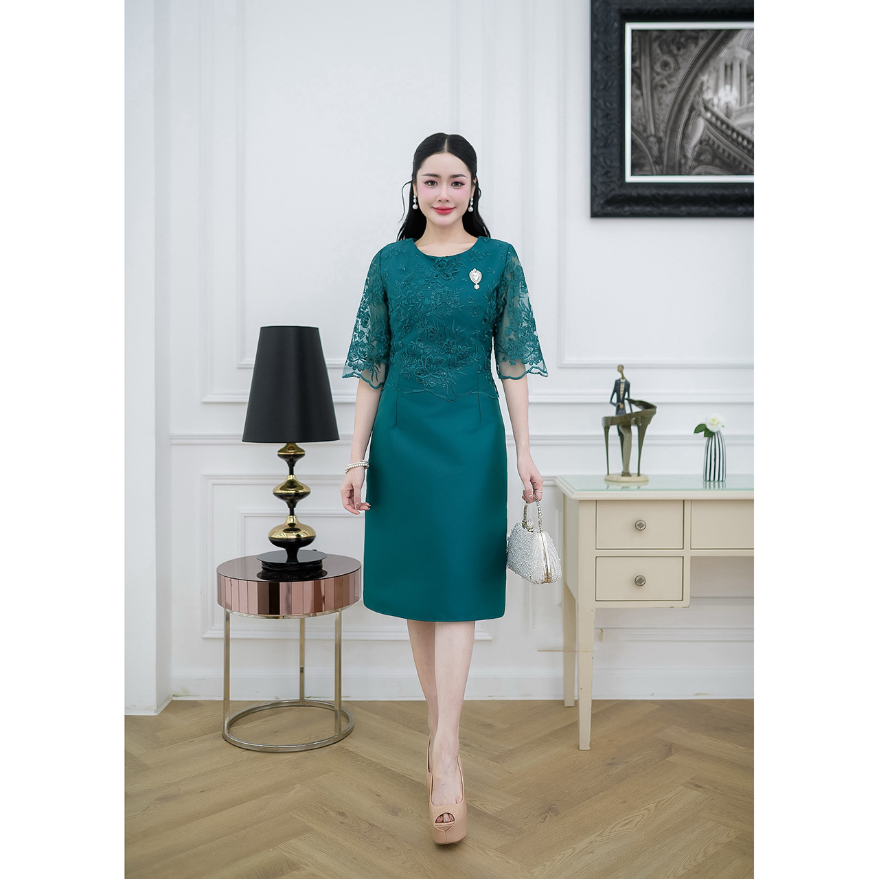 kudapy เดรสผ้าไหมแต่งลูกไม้ช่วงบนดีไซน์แขนยาวทรงสวยสุภาพ แต่งกระดุมด้านหน้าเรียงตัวสวย/เดรสผ้าไหมช่วงบนดีไซน์เย็บคลุมด้วยลูกไม้ซีทรูปักลายดอกไม้สวยหวาน