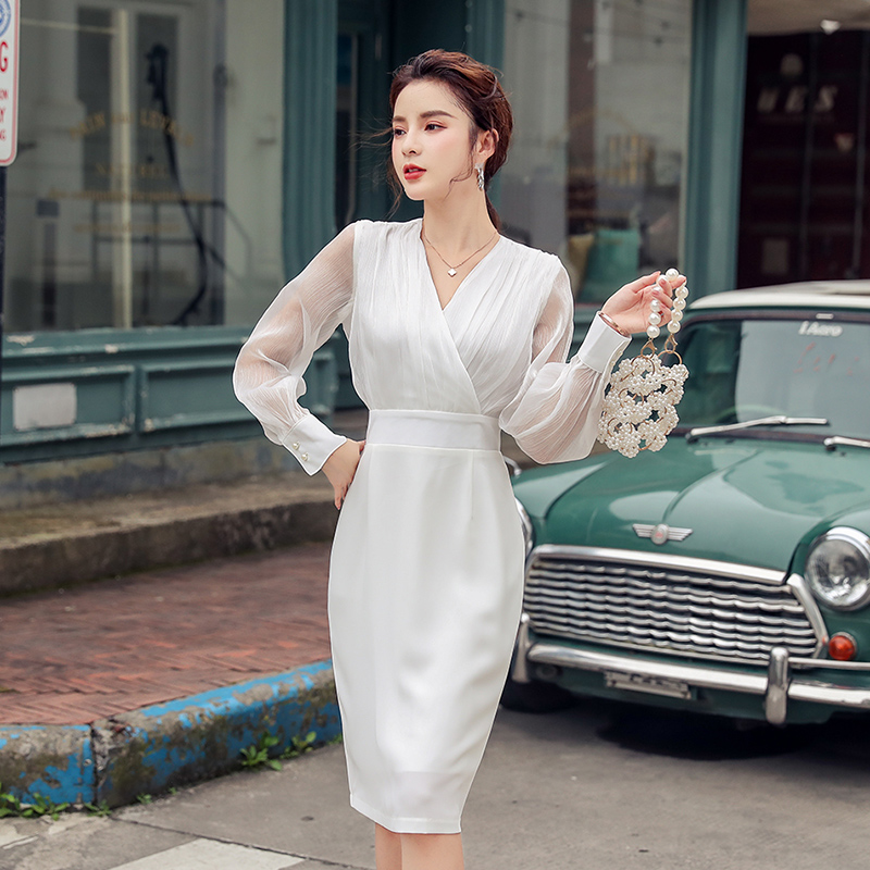 kudapy เดรสสั้นออกงานสีขาวคอทรงวี แบบสวยเด่น คอวีแต่งผ้าป้ายด้านหน้า แขนยาวผ้าซีทรูจัมป์ชายแขนติดกระดุม