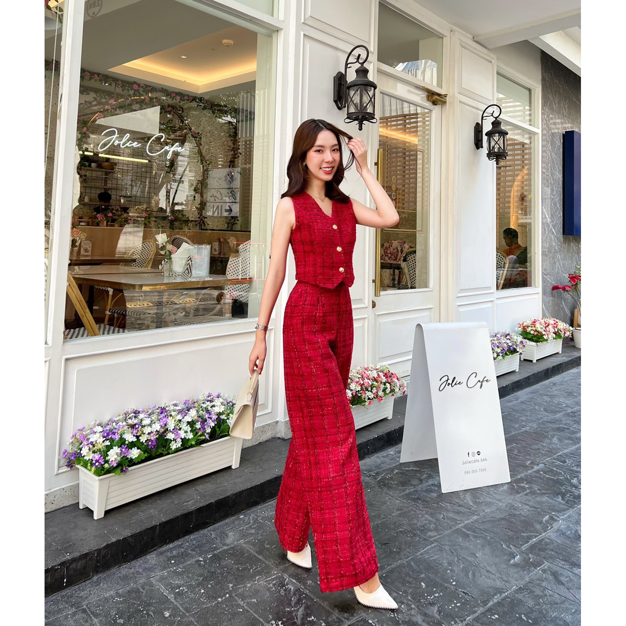 kudapy ชุดเซ็ทสีแดงลายสก้อต เสื้อแขนกุดลายสก้อตแดงสลับดำทรงเข้ารูป เข้ารูปมาพร้อมกับกางเกงขายาวทรงปล่อย