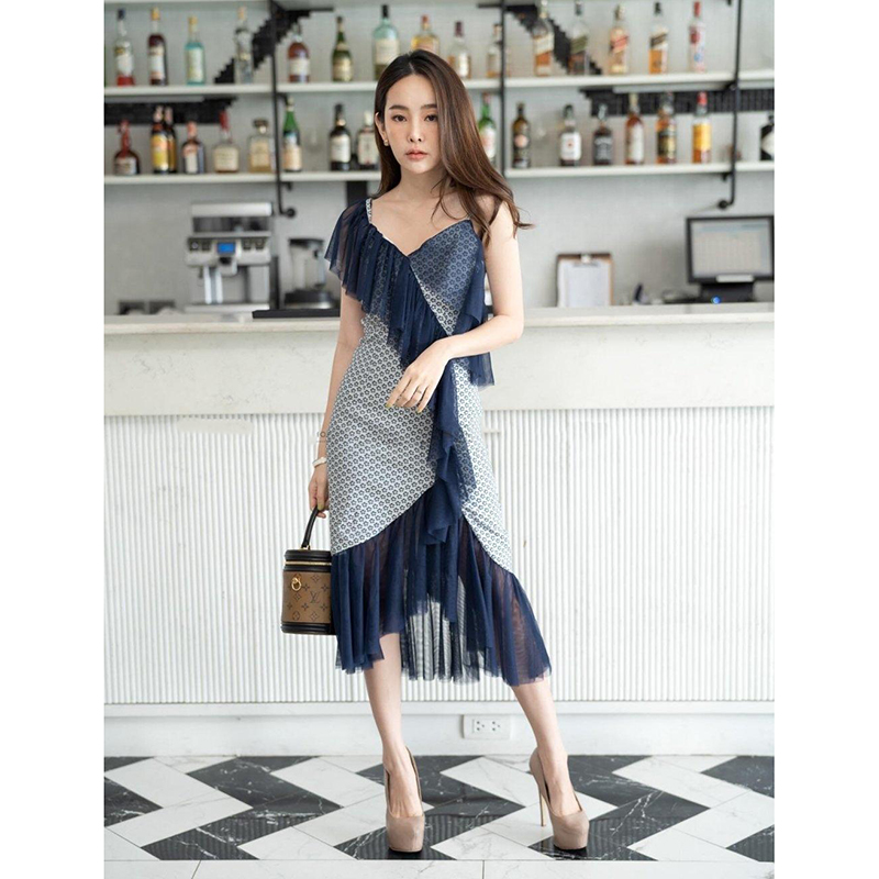 kudapy เดรสสายเดี่ยวสีแดง,สีกรม ผ้าไหมทอลายดอก แต่งระบายหน้าด้วยผ้าซีทรู ดูสวย