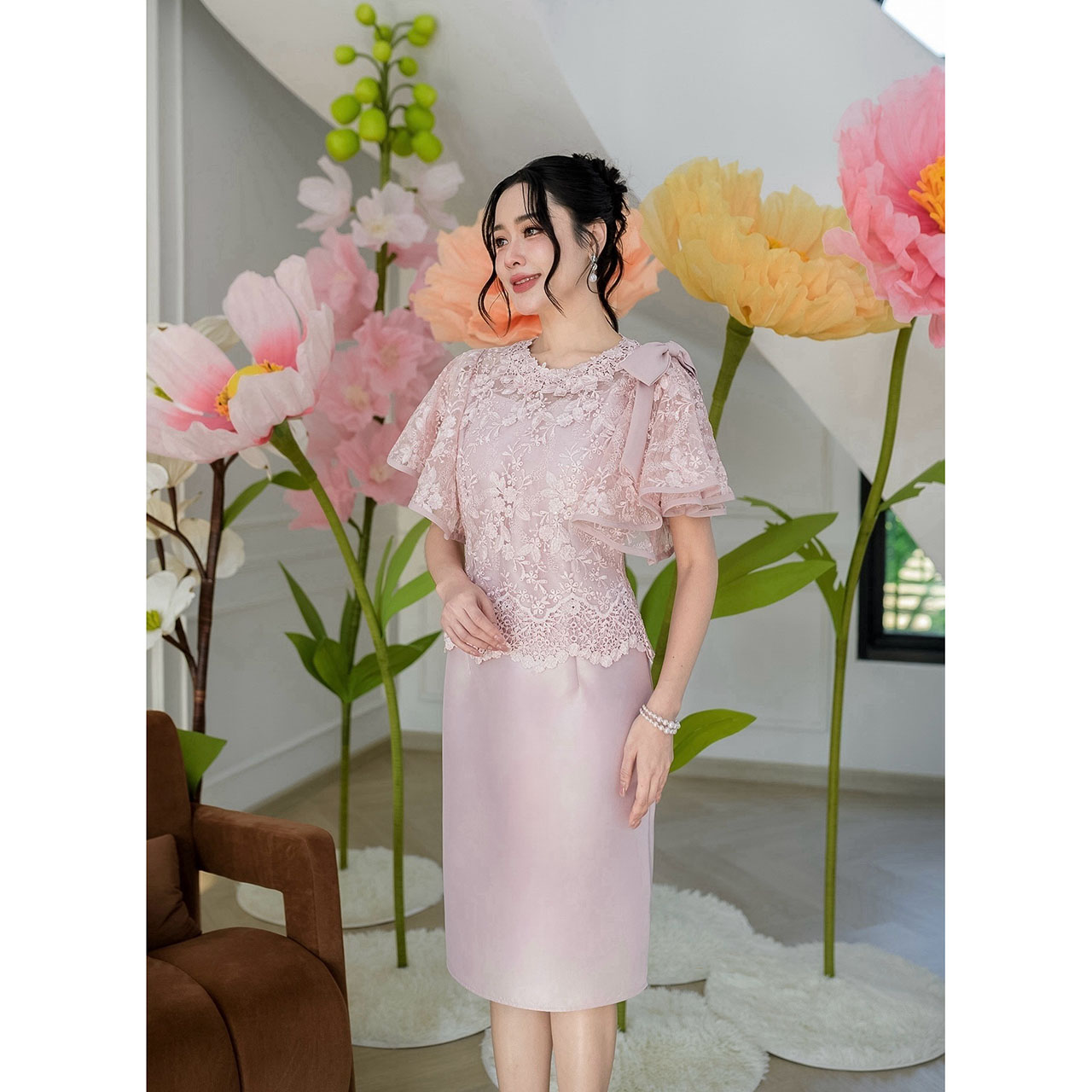 kudapy เดรสผ้าไหมลูกไม้ปักลายผ้าลูกไม้แต่งเลื่อมทั้งผืน ดีไซน์เก๋แขนซ้อนระบายกุ้นปลายแขน ช่วงไหล่มีการแต่งโบว์