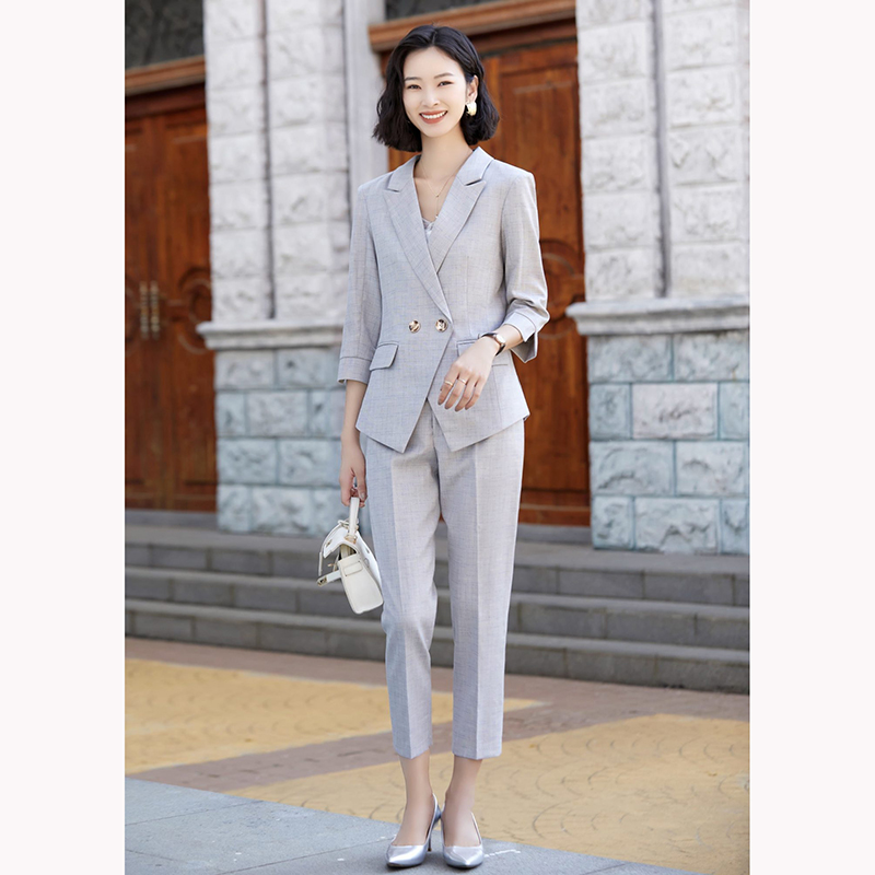 kudapy ชุดสูททำงานผู้หญิงสีเทา/สีชมพู แต่งกระดุมหน้าแขนห้าส่วนพร้อมกางเกง จุดเด่นของชุดนี้คือได้ลุคที่สดใส