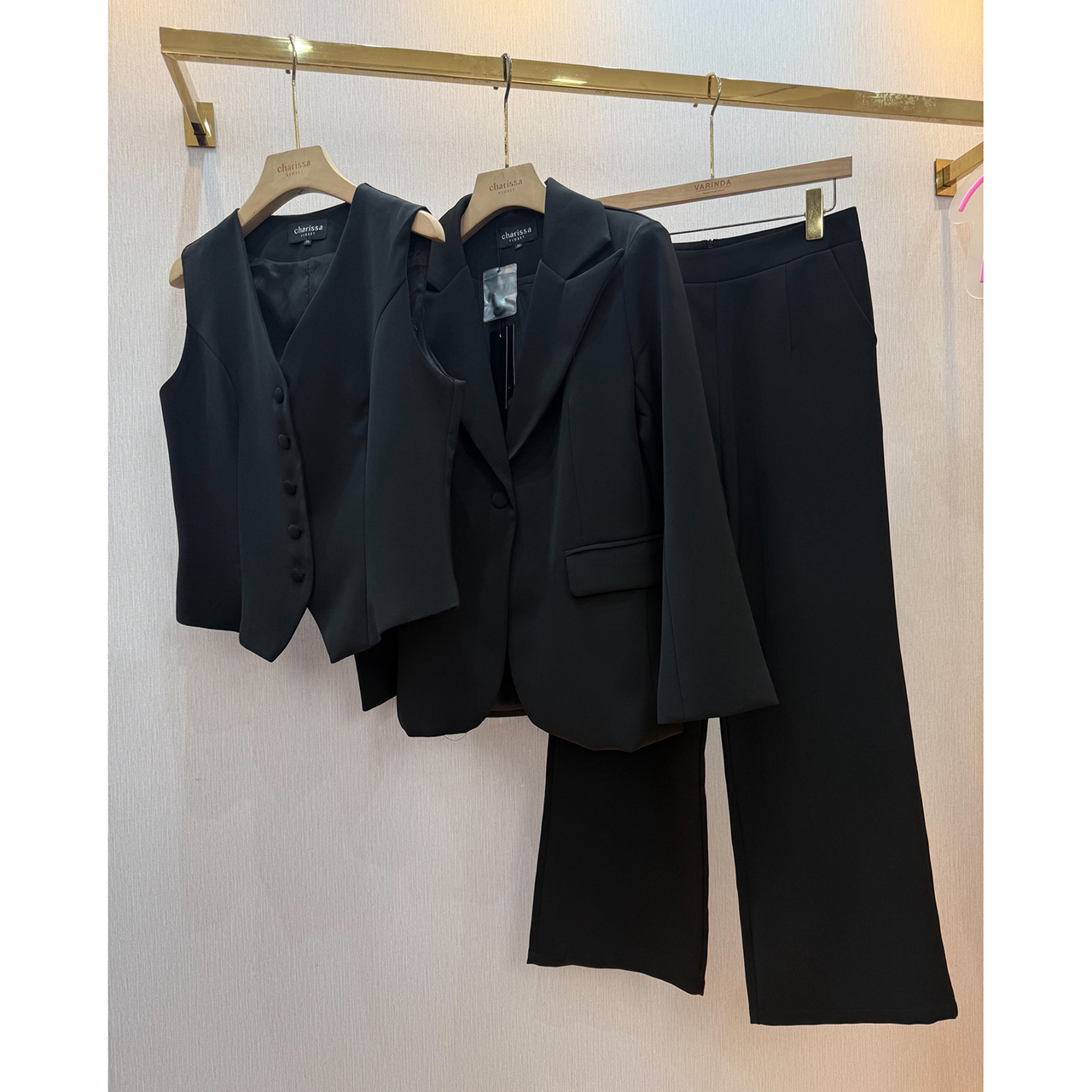 kudapy เซทเสื้อสูท+กางเกง+เสื้อเวส เป็นเซ็ทสูท ทรงโอเวอร์ไซส์นิดๆ แต่งกระดุมจริงด้านหน้า กระเป๋าจริง มีซับในทั้งตัว