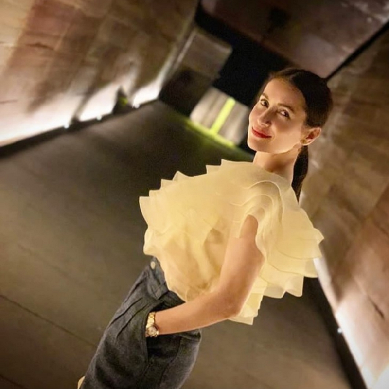 kudapy เสื้อไปงาน ผ้าแก้วคอปาดแคบสีชมพู/สีฟ้า/สีเหลือง แต่งระบายช่วงแขนเป็นทรงหน้าอก V Shape ระบาย 4 ชั้นสวยหรูมากๆค่ะรุ่นนี้ ขายดีสุดๆ