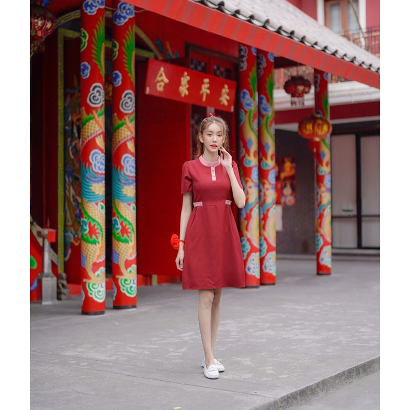 kudapy เดรสสั้นสีแดงสีดำ/สีน้ำตาล คอกลมแต่งกระดุม ใส่ไปงานตรุษจีน ใส่ทำงาน สวยดูดีน่ารัก