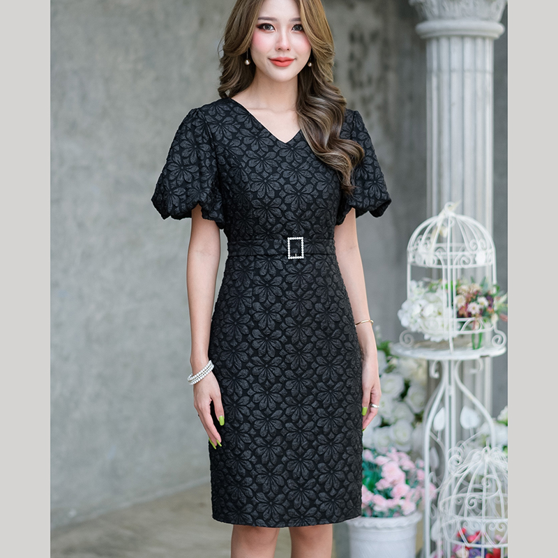 kudapy เดรสสั้นลูกไม้ผ้านูนสามมิติสีดำ /สีชมพูกะปิ เอวแต่งเข็มขัดผ้าหัวเพชร แขนพองเย็บกุ้นด้านในให้เป็นจีบพองดูสวยหรูแบบเก๋มาก