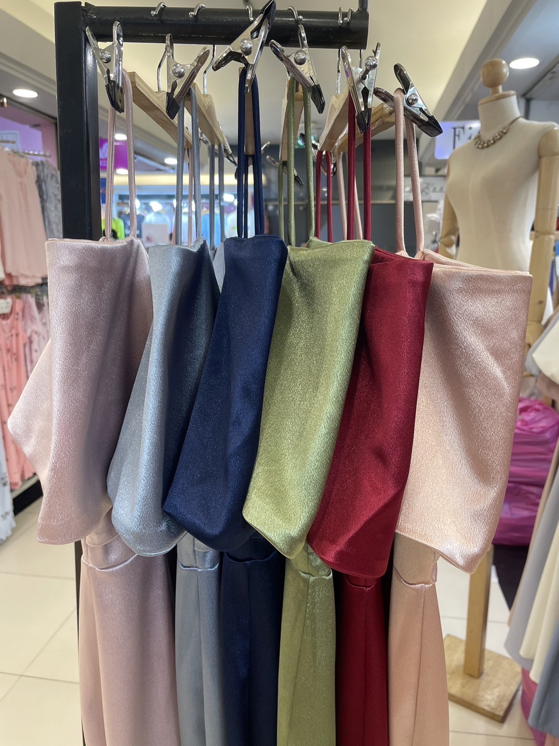 kudapy เดรสยาวเปิดบ่า ทวิชช่วงอก มีสายคาดบ่าให้ กระโปรงทรงบาน ความยาวครึ่งเข้ง เนื้อผ้าดัชเชสอัดกาว ผ้าเงาสวย อยู่ทรง