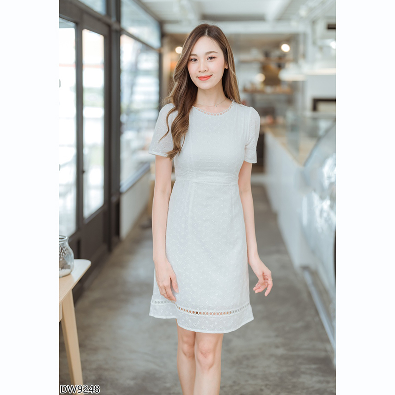 kudapy เดรสสั้นสีชมพู/สีขาว/สีฟ้า ผ้าฉลุลูกไม้แขนสั้นคอกลม สวยดูดีน่ารัก