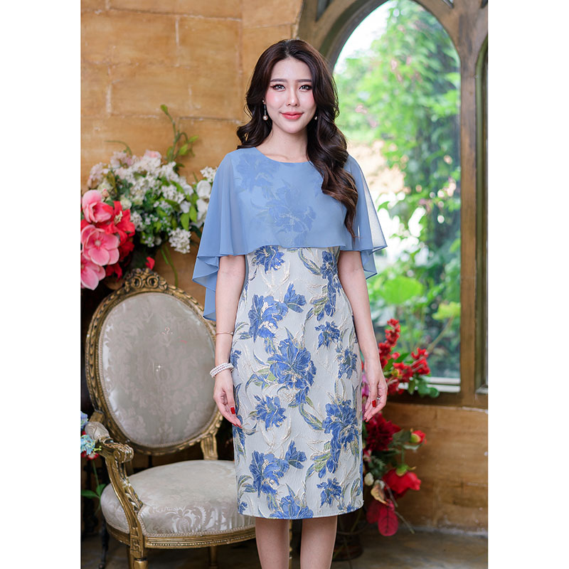 kudapy เดรสสั้นสีฟ้า/สีชมพู ผ้า jacquard ลายดอกไม้สวยหวาน ดีไซน์รุ่นนี้เก๋มากค่ะ เป็นงานเดรสคลุมไหล่สวยหรูหราด้านหน้าสั้น ด้านหลังยาวถึงเอว