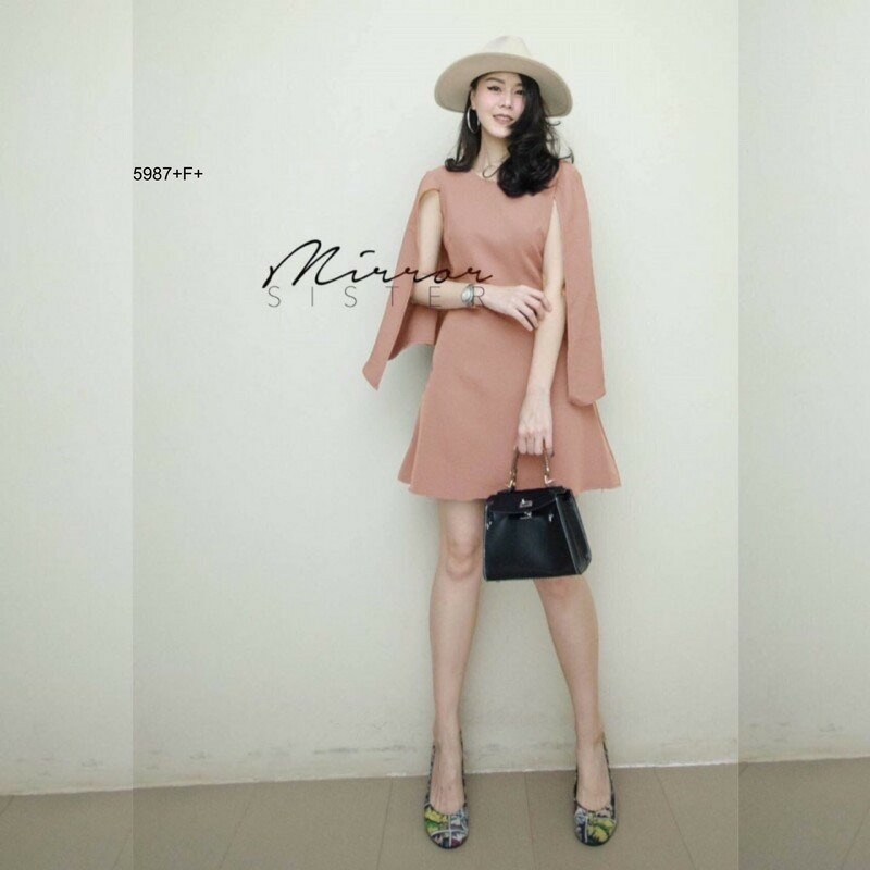 kudapy ชุดเดรสดีไซน์เก๋ แพทเทิร์นช่วงบนโดดเด่น แขน 2 ข้างแต่งผ่า คลุมหลังแขนตรงช่วงแขน ช่วงกระโปรงเป็นทรงเอ