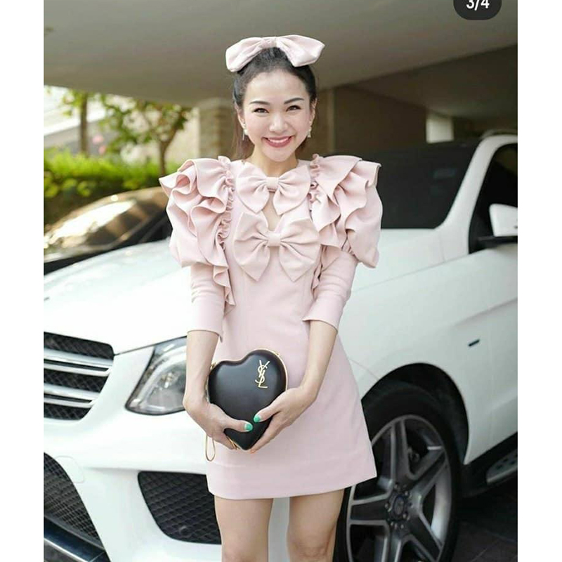 kudapy เดรสสั้นสีชมพู แต่งระบายที่แขนยก คอกลม ช่วงปลายแขนเป็นกะดุมเพชร เดรสสั้นทรงเข้ารุปงานสวยมาก S M L