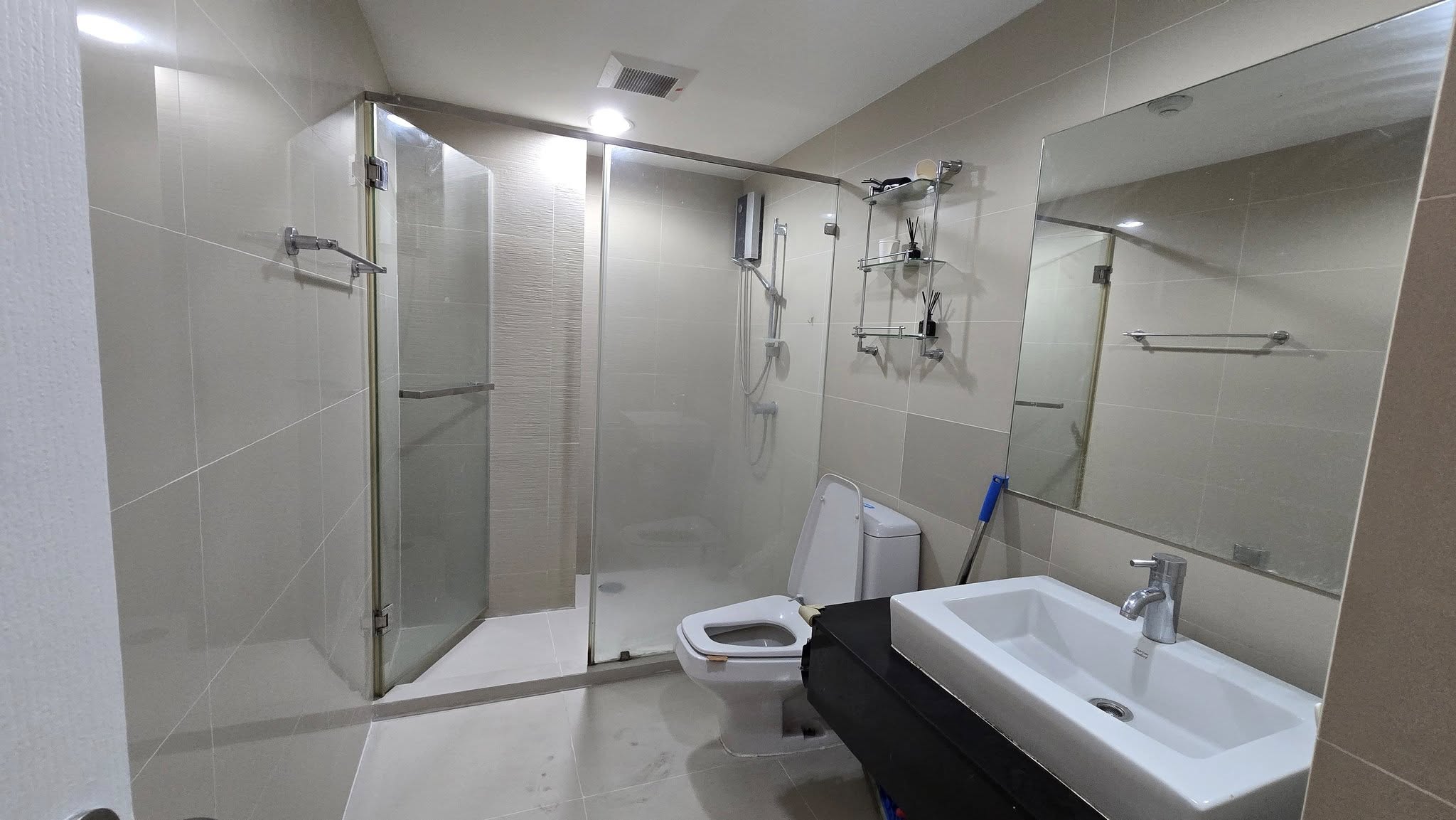 ให้เช่าคอนโด Belle Grand Rama 9 (เบลล์ แกรนด์ พระราม 9) High Rise โซนพื้นที่ MRT พระราม9 ห้องแบบ 3ห้องนอน 2ห้องน้ำ ขนาดห้อง 100 ตรม. ชั้น 19 ตึก B1