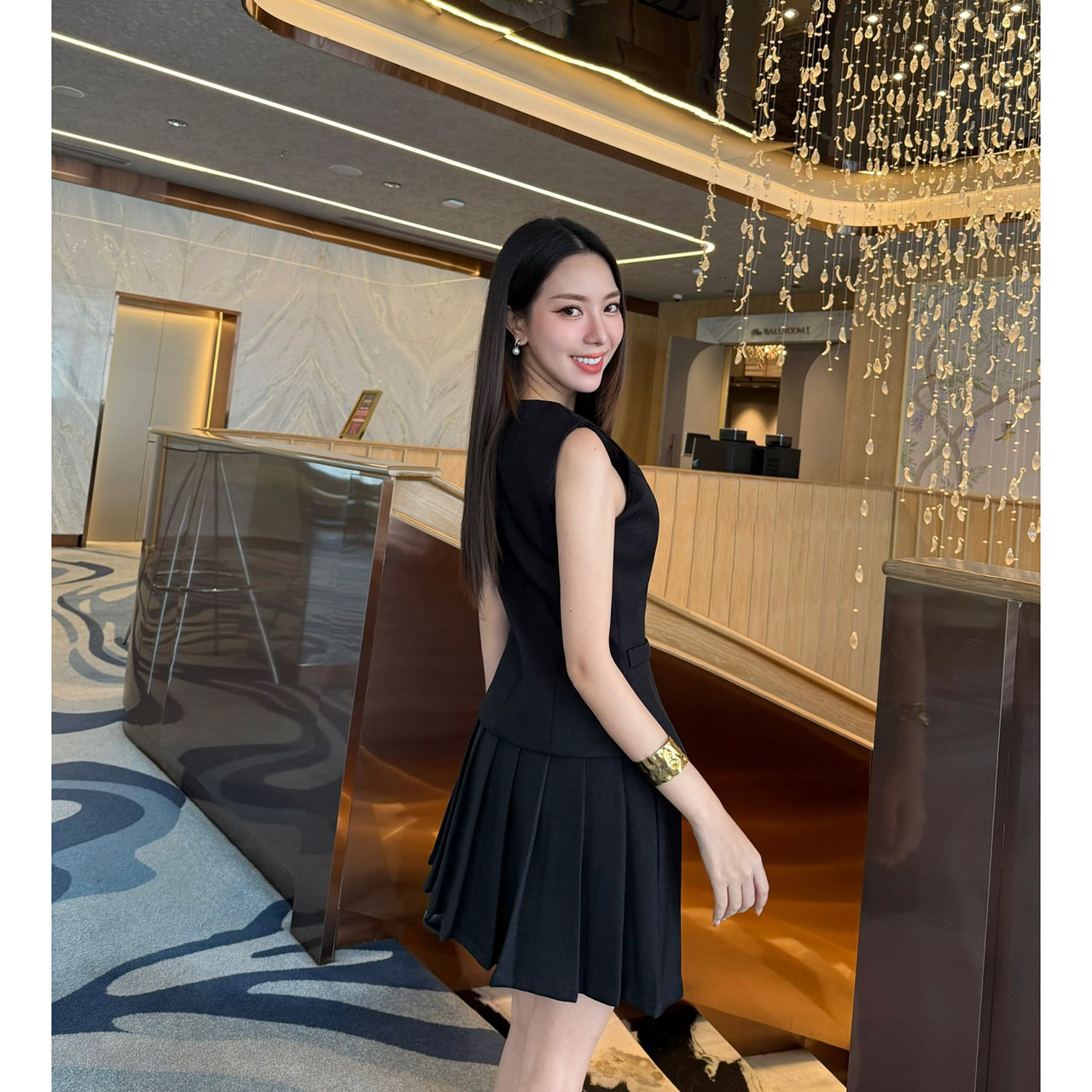 kudapy set เสื้อแขนกุด แต่งกระดุมสีทองเม็ดใหญ่ด้านหน้า(กระดุมทองเย็บติด ด้านใน มาพร้อมกับกระโปรงแต่งจีบ