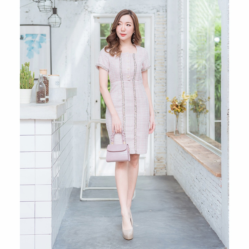 kudapy เดรสสั้นสีชมพู/สีเขียว/สีฟ้า คอเหลี่ยมกระดุมมุกผ้าชาแนล