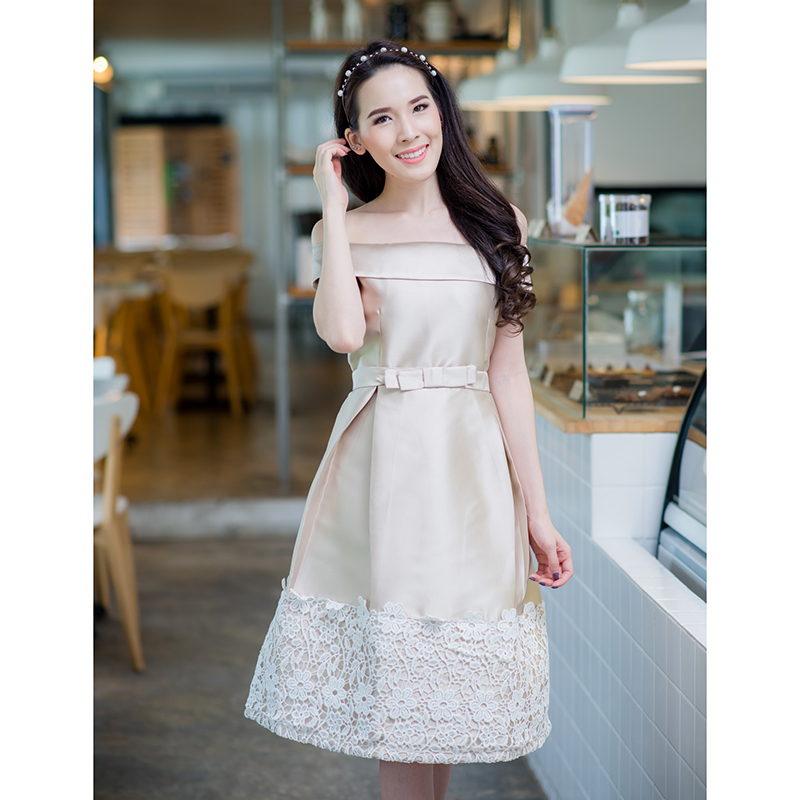 kudapy เดรสผ้าไหมลายดอกสีทอง กระโปรงจับจีบพองนิดๆ มาพร้อมเข็มขัดโบว์ตัดด้วยผ้าไหมแบบเดียวสีเดียวกัน