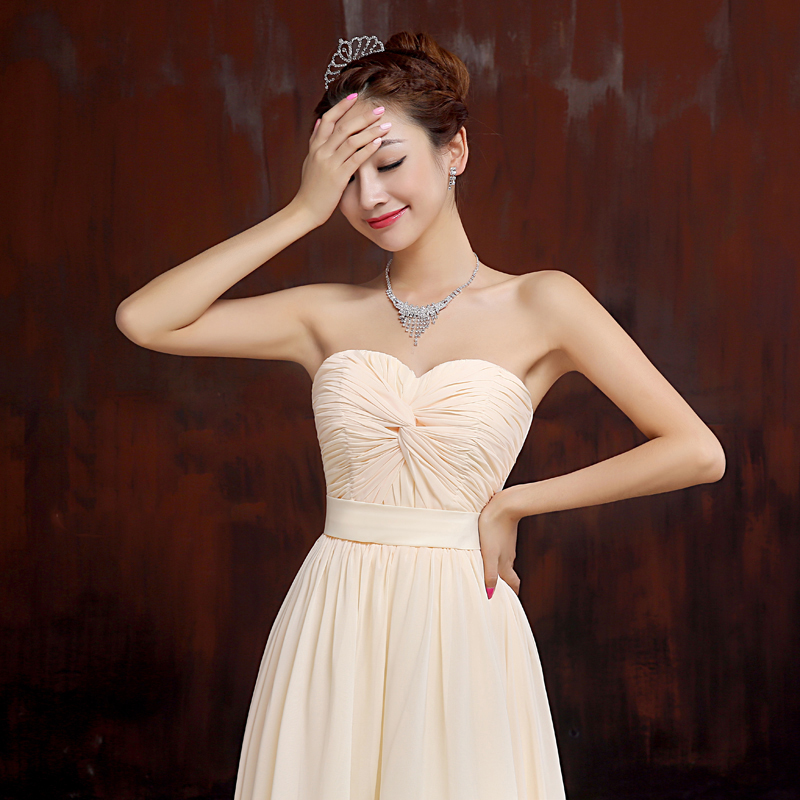 kudapy เดรสสั้นสีครีม/ขาว ราตรีสั้น เกาะอก หน้าสั้นหลังยาว คอจับเดรปรูปหัวใจ