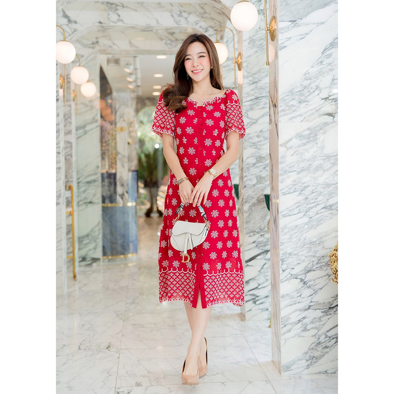 kudapy เดรสยาวสีแดง อกระบายกระดุมหน้ายาวลายดอกไม้