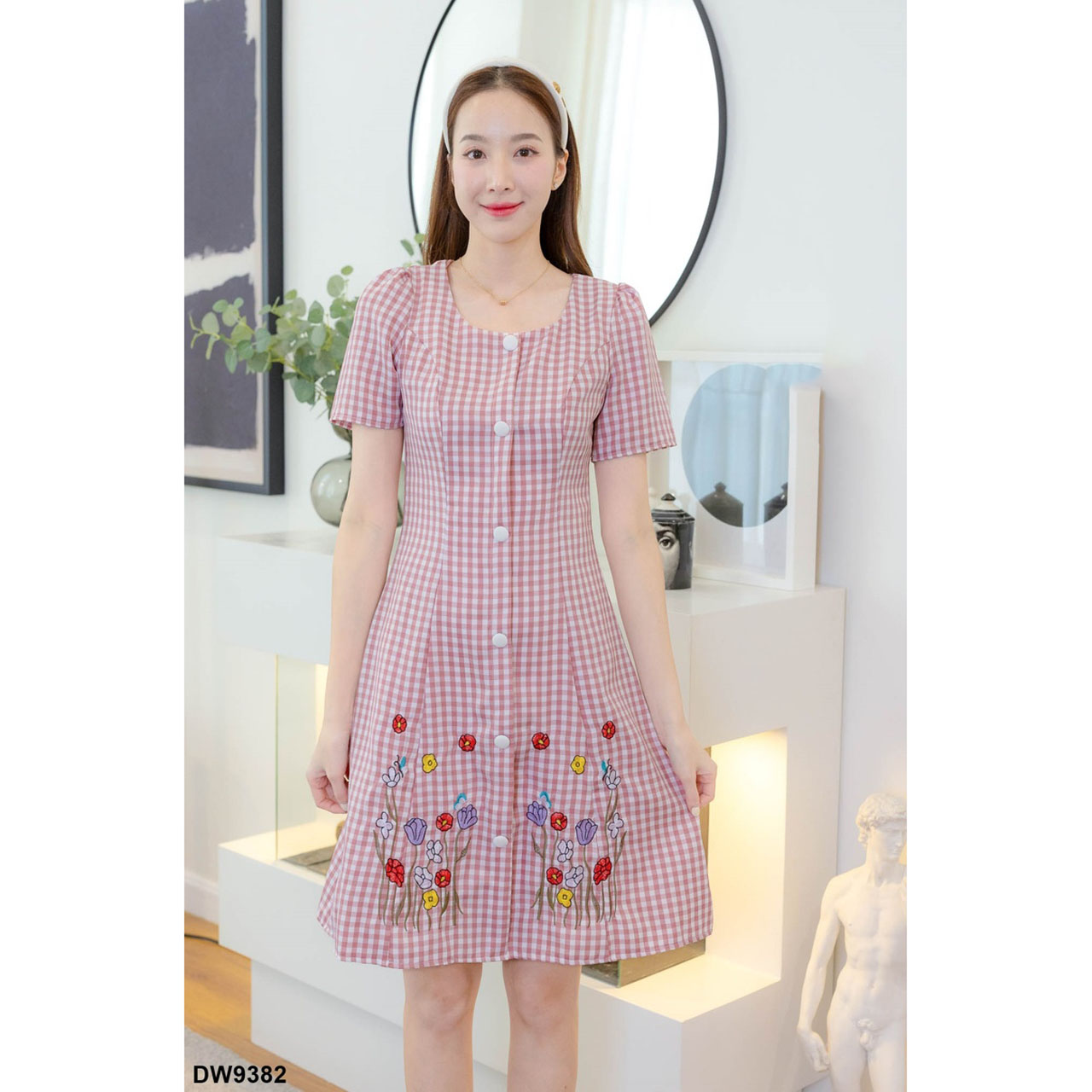 kudapy เดรสสั้นสีชมพู/สีกรม/สีเขียว ลายสก็อต ปลายกระโปรงปักดอกไม้ สุดคิวท์ สีสันโดนใจ คัทติ้ง ทรงสวย