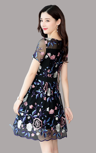 ชุดเดรสผ้าลูกไม้สีดำ ปักลายดอกไม้ โทนสี ชมพู ม่วง และฟ้า คาดเอวด้วยผ้าคอตตอน มีสายที่เอว ในตัว ให้ผูกเป็นโบว์