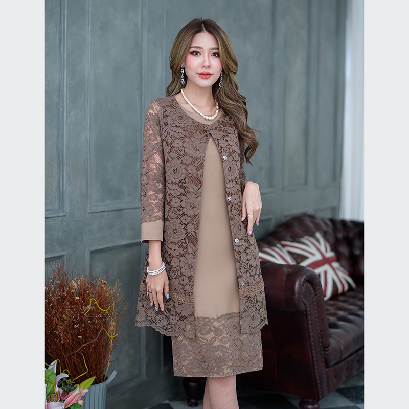 kudapyเดรสสูท+เสื้อคลุมสีน้ำตาล ผ้าพื้นแขนกุดแต่งลูกไม้ ด้านนอกเป็นเสื้อคลุมแขนยาว