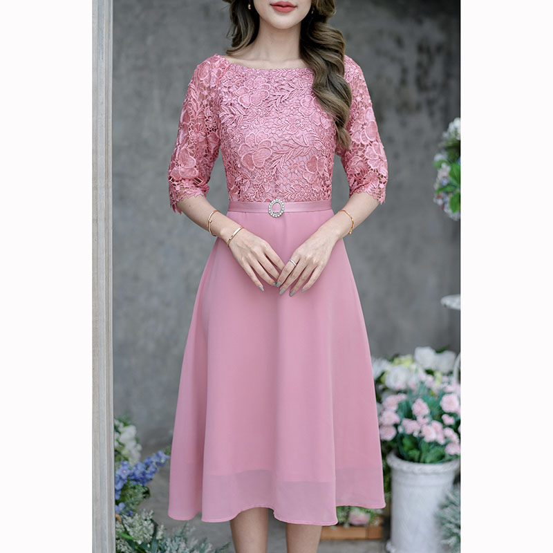 kudapy เดรสสั้นสีชมพู/สีเทา ลูกไม้เงาทรงแขนศอก ด้านบนเป็นผ้าลูกไม้เงาเนื้อดี ช่วงกระโปรงเป็นผ้าชิฟฟ่อนพริ้วๆ ทรงบานเล็กน้อยกำลังสวย