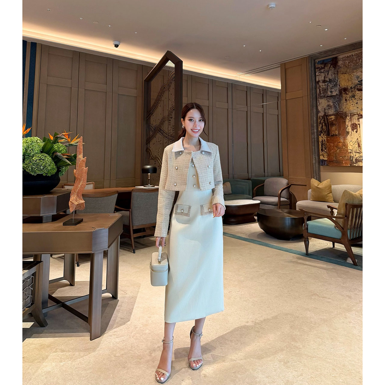 kudapy เซ็ทเดรส+เสื้อครอปสั้น เดรสมีซับในทั้งชุดเดรสใช้ผ้าทวิตญี่ปุ่น ด้านหน้าแต่งกระดุม 3 เม็ดเพิ่มความน่ารัก แต่งกระเป๋าหลอกซ้าย ขวา ซิปหลัง