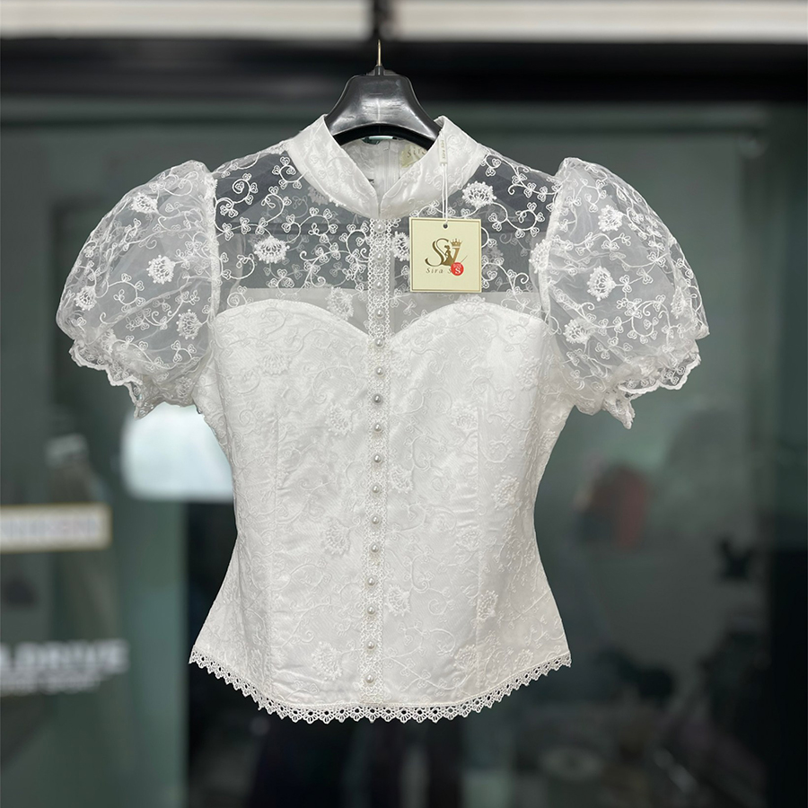 kudapy เสื้อลูกไม้สีขาวคอจีน +ผ้าถุงทอลายสีฟ้า สีม่วง แต่งกระดุมหน้า แขนสั้นจั้มปลาย ทรงเข้ารูปทช่วงเอว น่ารักมาก