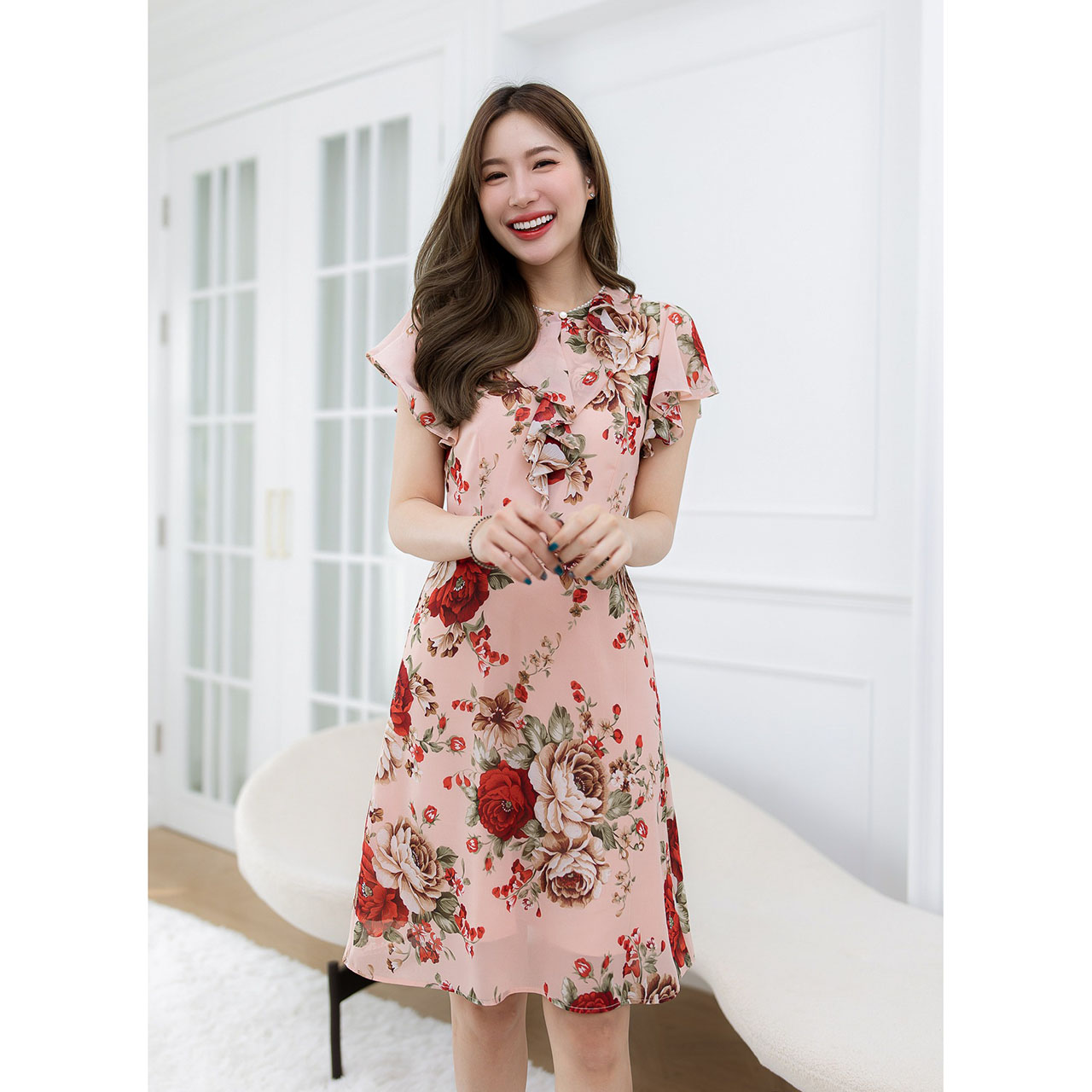 kudapy เดรสสั้นสีชมพู/สีดำ ผ้าชีฟอง ระบายรอบคอและอก มีดีเทลแต่งมุกขาวรอบคอสวยหรู ผ้าลายดอกสวยเด่นสดใส