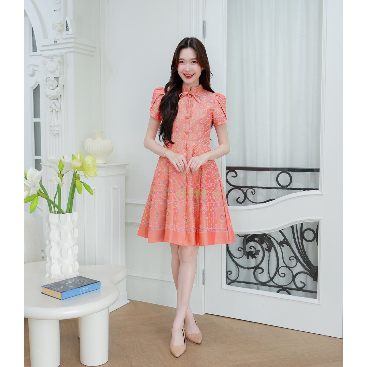 kudapy เดรสไทยทรงบานแขนกลีบบัวคอจีนแบบตั้งเล็กๆพร้อมผูกโบที่คอเสริมลุคให้ดูน่ารักมีสไตล์หวานผสมวินเทจ